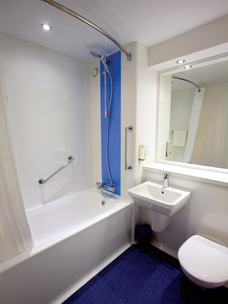Travelodge London Richmond Central Exterior photo